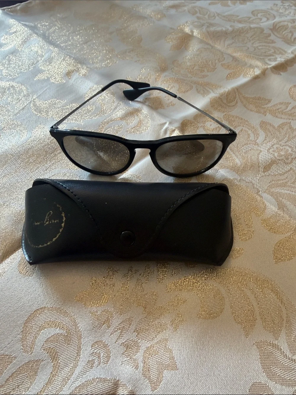 Ray-Ban Black Round Sunglasses with Black Case